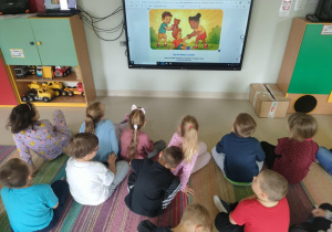Oglądamy prezentację o wojnie i pokoju na ekranie multimedialnym.