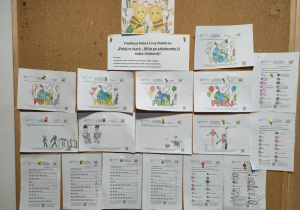 Tematyczne karty pracy wykonane przez dzieci na tablicy dla Rodziców.