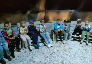 Ognisko z piankami i krakersami w ogromnym namiocie "tipi".