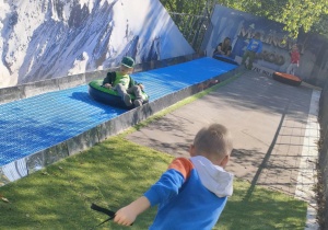"Pszczółki" w trakcie zjazdów na pontonach na leśnej polance.