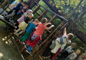 Dzieci z grupy "Pszczółek" pokonują plenerowy tor przeszkód, którego zwieńczeniem jest zjazd na tyrolce.