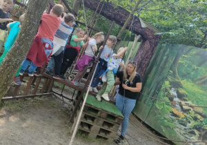 Dzieci z grupy "Pszczółek" pokonują plenerowy tor przeszkód, którego zwieńczeniem jest zjazd na tyrolce.