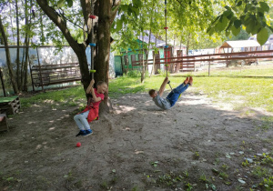 Swobodna zabawa dzieci na leśnej polanie.