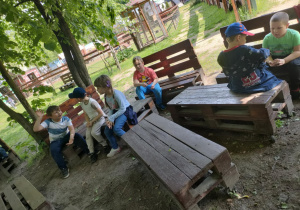 Odpoczynek na łonie natury w cieniu drzew.