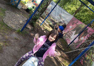 Dzieci podczas zabawy swobodnej na świeżym powietrzu na leśnej polanie w "Malinowym Grodzie".