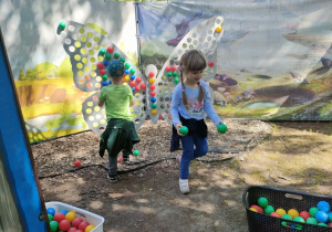 Dzieci podczas zabawy swobodnej na świeżym powietrzu na leśnej polanie w "Malinowym Grodzie".