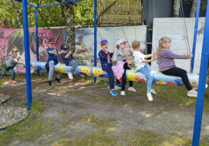 Dzieci podczas zabawy swobodnej na świeżym powietrzu na leśnej polanie w "Malinowym Grodzie".