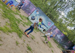 Dzieci na strefie swobodnych zabaw plenerowych w "Malinowym Grodzie".