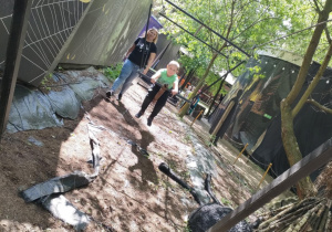 "Pszczółki" kolejno zjeżdżają na prawdziwej, podczepionej miotle.