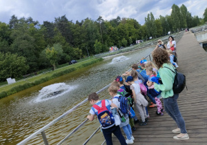 Spacerek wokół "Malinki" - dzieci podziwiają fontanny i słuchają dźwięków wody.