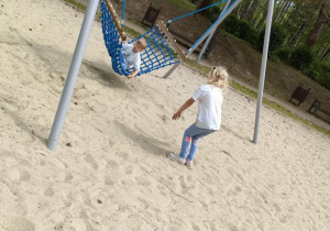 Dzieci podczas zabawy na hamaku na placu zabaw na Malince.