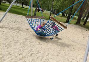 Dzieci podczas zabawy na hamaku na placu zabaw na Malince.