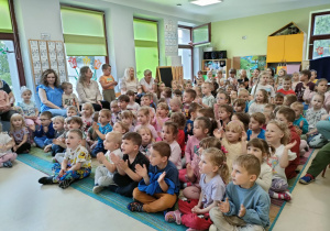 Śpiewamy piosenkę na powitanie podczas audycji muzycznej.