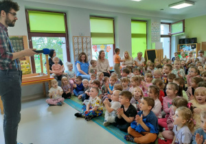 Śpiewamy piosenkę na powitanie podczas audycji muzycznej.