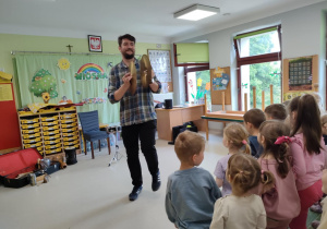 Pan Patryk gra na talerzach.