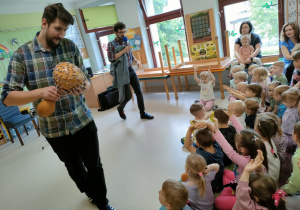 Pan Patryk gra na kolejnym instrumencie perkusyjnym.