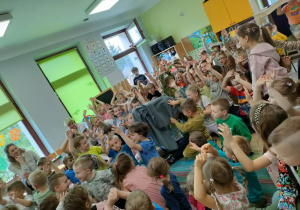 Przy dźwiękach instrumentów perkusyjnych, dzieci podają sobie szary koc, który jest symbolem chmurki burzowej.
