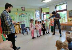 Chętne dzieci zgłosiły się do próby sił w grze na instrumentach perkusyjnych.