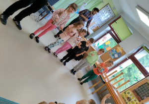 Chętne przedszkolaki wraz z p. Patrykiem tworzą orkiestrę instrumentów perkusyjnych do melodii.