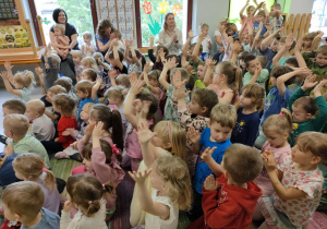 Klaszczemy do rytmu melodii.