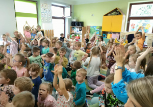 Klaszczemy do rytmu melodii.