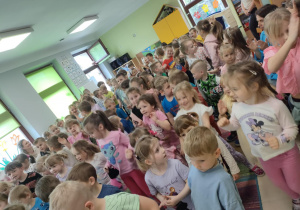 Zabawa muzyczno-ruchowa podczas audycji muzycznej w sali "Pszczółek".