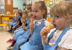 "Wiewióreczki" próbują smaku zdrowych, sorbetowych lodów w wafelku.