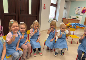 Maluszki ze smakiem zjadają przygotowane przez siebie zdrowe, sorbetowe lody.
