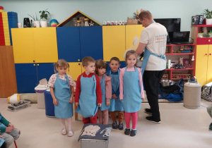 Kilkoro "Żabek" w profesjonalnych fartuszkach, niezbędnych do wykonywania doświadczeń chemicznych.