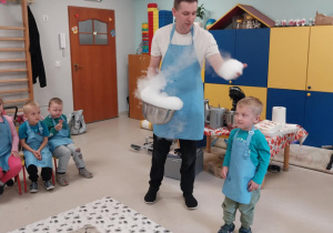 Pan Kamil prezentuje doświadczenie z magiczną, pękającą pianką.
