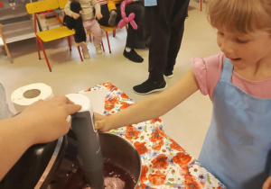 Dzieci z grupy najmłodszej tworzą zdrowe lody sorbetowe.