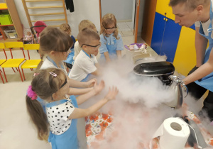 Profesjonalnie ubrane "Motylki" współpracują przy przygotowaniu zdrowych lodów sorbetowych.