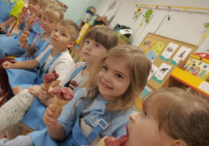 "Motylki" próbują smaku własnoręcznie przygotowanych zdrowych lodów sorbetowych.