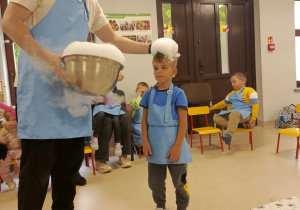 Eksperyment z magicznie znikającą pianką wśród "Motylków".