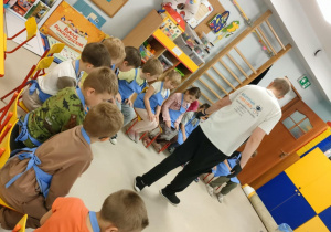 "Pszczółki" uważnie oglądają reakcję chemiczną powstałą w wyniku połączenia ciepłej wody z kostkami suchego lodu.