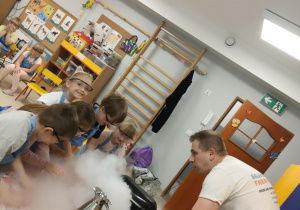 "Pszczółki" profesjonalnie ubrane biorą udział w przygotowaniach zdrowych, sorbetowych lodów.