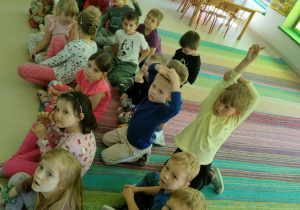 Dzieci odpowiadają na pytania, dotyczące treści wysłuchanej bajki.