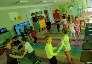 Wspólna zabawa integracyjna - "Taniec Mai" wśród dzieci z grupy "Pszczółek".