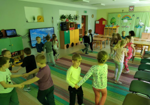 Wspólna zabawa integracyjna - "Taniec Mai" wśród dzieci z grupy "Pszczółek".