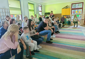 Goście oglądają film o historii naszej placówki na ekranie multimedialnym.