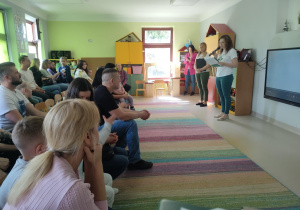 Pani Justyna Tomczak przedstawia uczestnikom zasady konkursu plastycznego "Zielone Przedszkole w przyszłości".