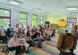 Pan Paweł Jaszczak prezentuje uczestnikom wskazówki dotyczące pracy twórczej.