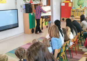 Pan Paweł Jaszczak prezentuje uczestnikom wskazówki dotyczące pracy twórczej.