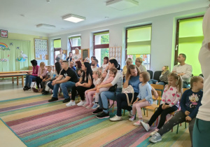 Goście podziwiają pracę lokalnego artysty, malarza - p. Pawła Jaszczaka.