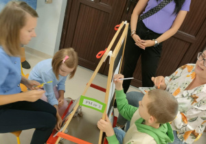 Uczestnicy z PM nr 3 podczas pracy twórczej.