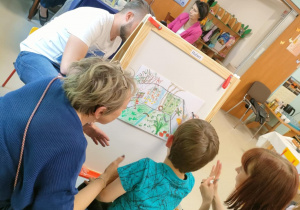 Uczestnicy konkursu plastycznego podczas pracy twórczej.