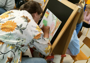 Uczestnicy konkursu plastycznego podczas pracy twórczej.