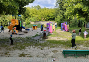 Uczestnicy konkursu korzystają z atrakcji plenerowych - zabawa swobodna na placu zabaw.