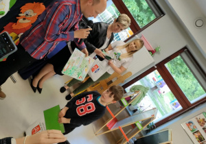 Uczestnik odbiera dyplom i nagrodę za zajęcie II miejsca w konkursie plastycznym - "Zielone Przedszkole w przyszłości".