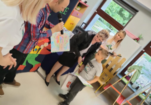 Uczestnik odbiera dyplom i nagrodę za zajęcie I miejsca w konkursie plastycznym - "Zielone Przedszkole w przyszłości".